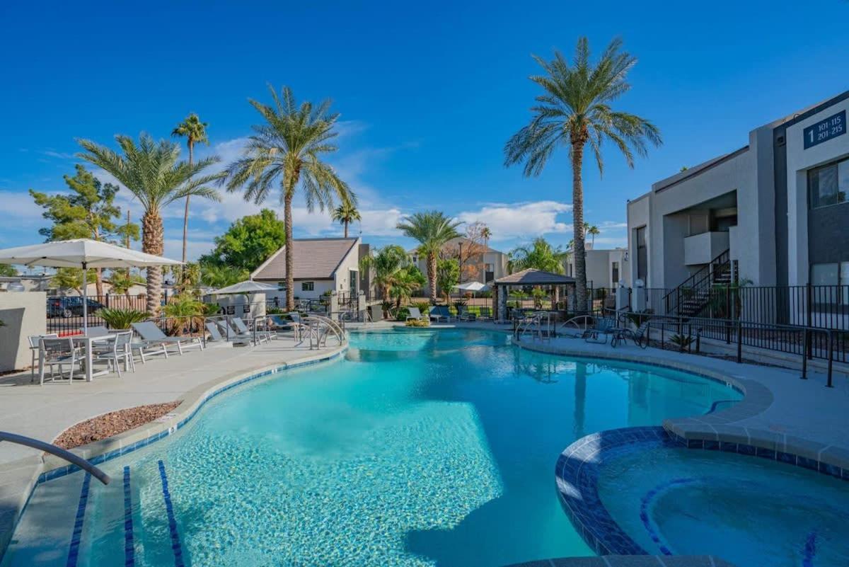 Apartment Spacious 2bd - Parking, Gym, Pool - Sleep 8 - 5min Casino Scottsdale