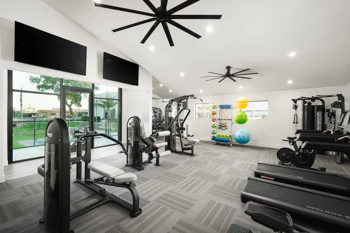 Apartment Spacious 2bd - Parking, Gym, Pool - Sleep 8 - 5min Casino Scottsdale