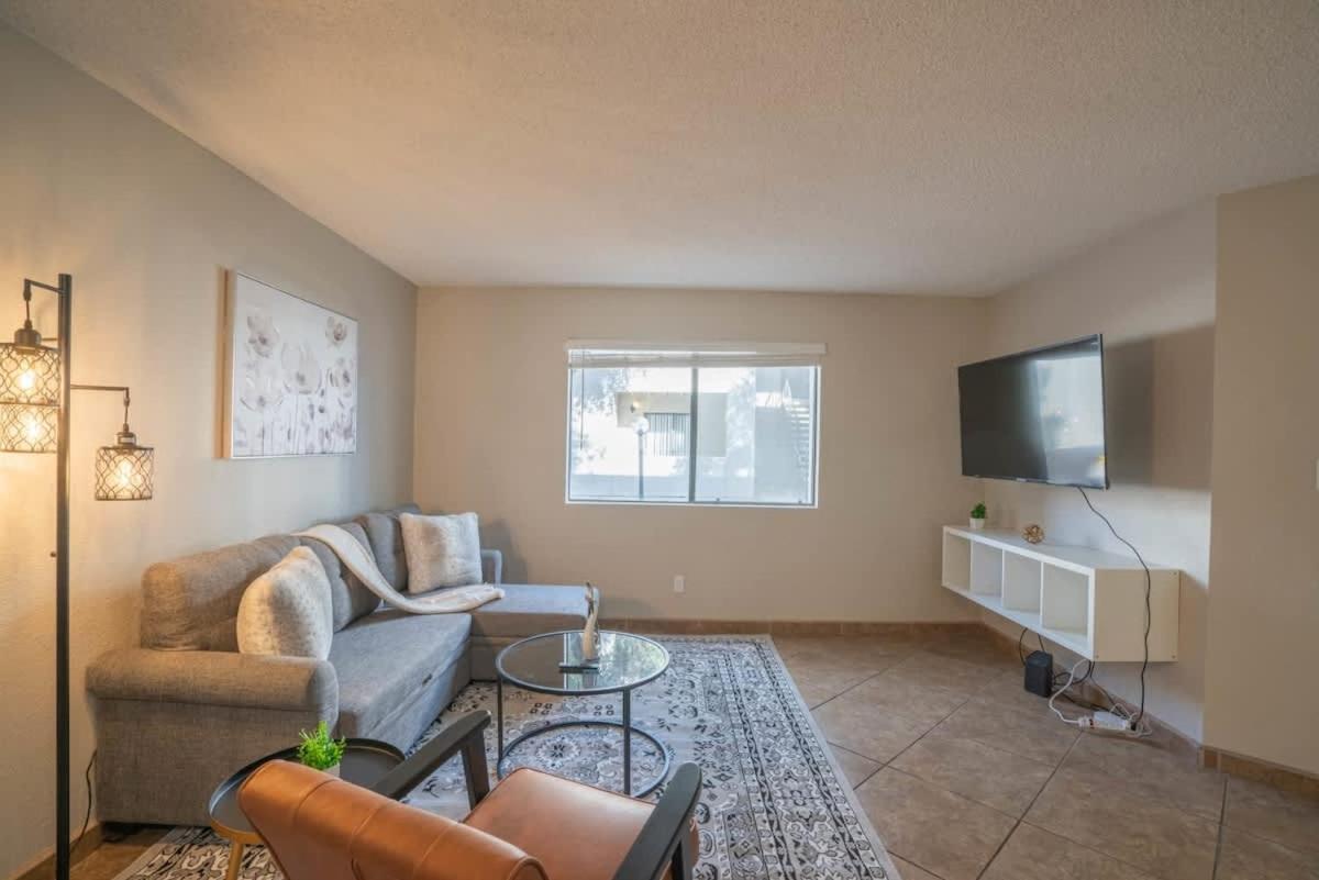 Apartment Spacious 2bd - Parking, Gym, Pool - Sleep 8 - 5min Casino Scottsdale