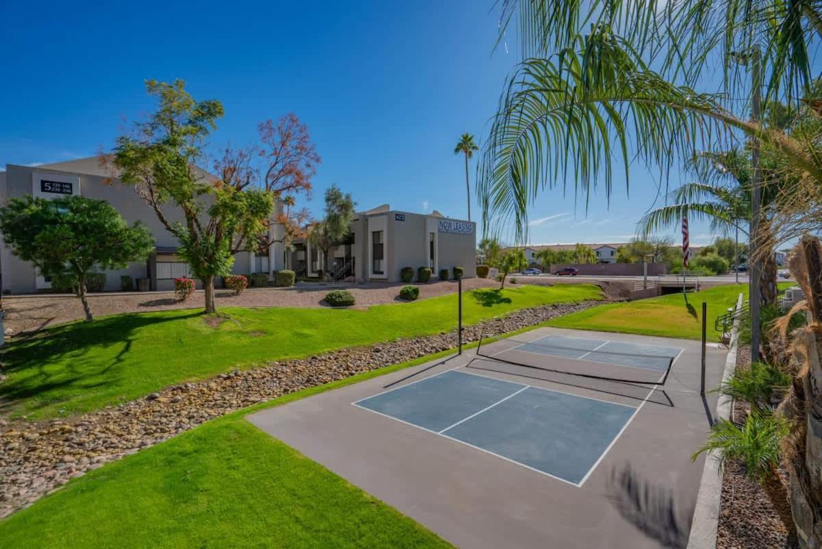 Spacious 2bd - Parking, Gym, Pool - Sleep 8 - 5min Casino * Scottsdale