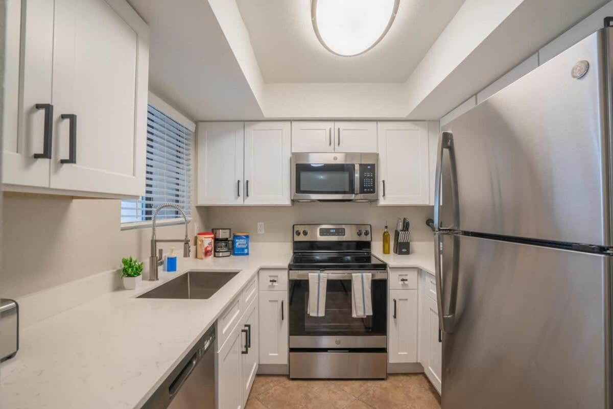 Spacious 2bd - Parking, Gym, Pool - Sleep 8 - 5min Casino *