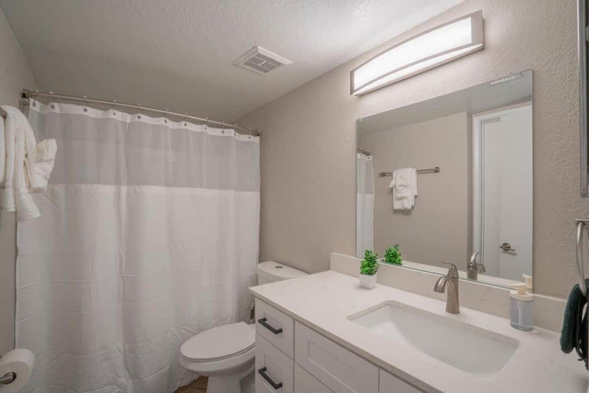Spacious 2bd - Parking, Gym, Pool - Sleep 8 - 5min Casino Apartment *