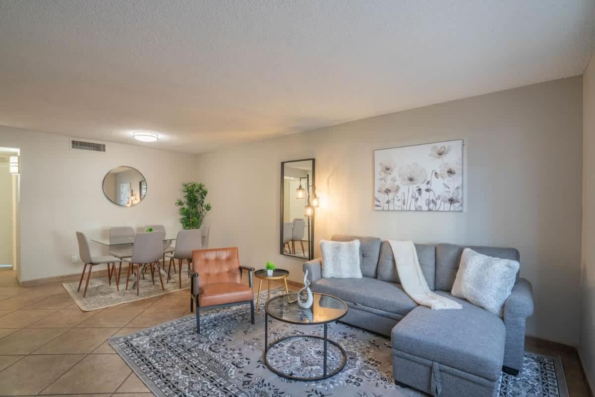Apartment Spacious 2bd - Parking, Gym, Pool - Sleep 8 - 5min Casino Scottsdale